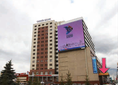 На территории Торгового центра находится здание Бизнес-центра «На Ибрагимова», на фасаде которого размещена реклама банка БТА